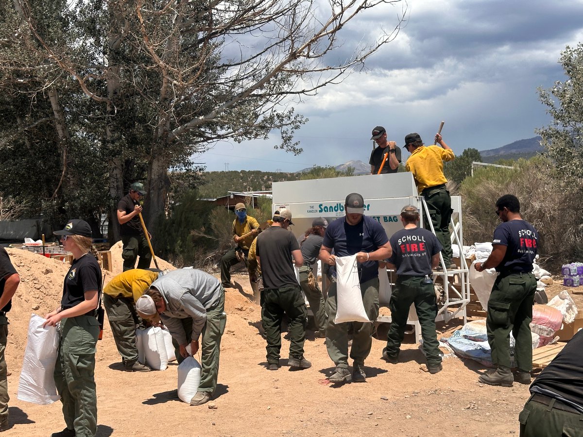 Firefighters Filling Sandbags in Beaver 7.15.26