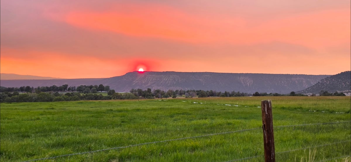Cloudy smokey sunset on the Gold Mountain Fire